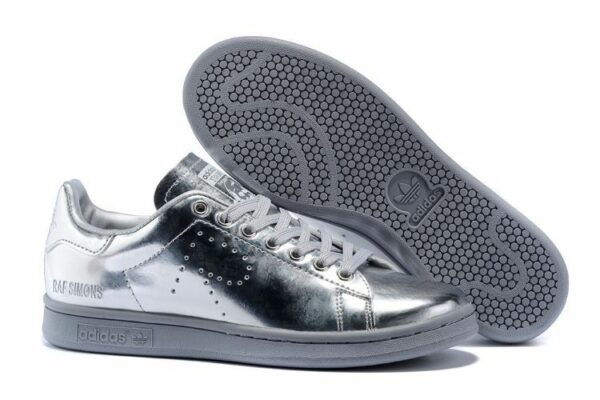Серебряные кроссовки Adidas